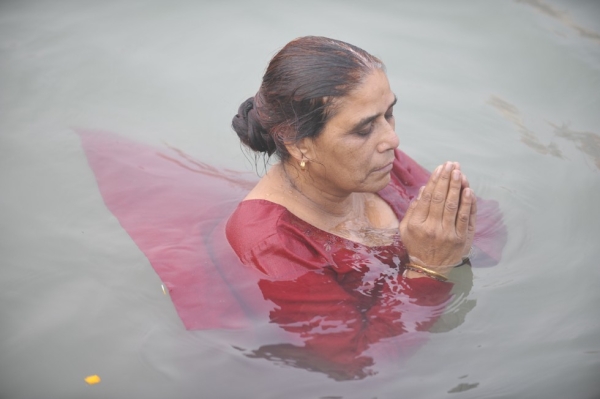 A Hindu pilgrim takes a royal bath in the Ganges River. (Tom Carter)